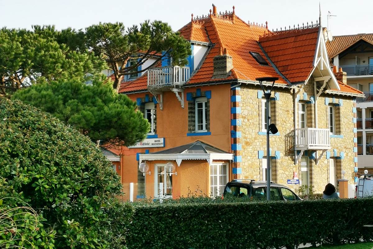 façade de côter avec buisson
