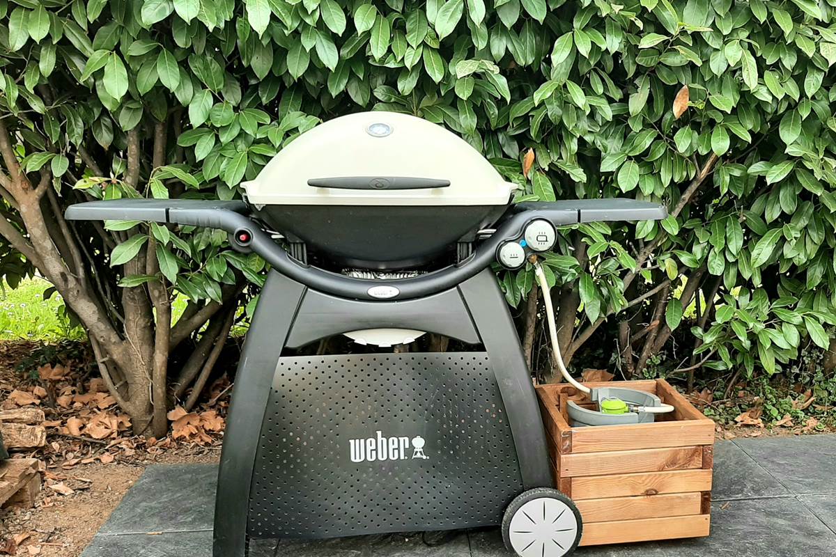 Barbecue Weber à gaz dans le jardin