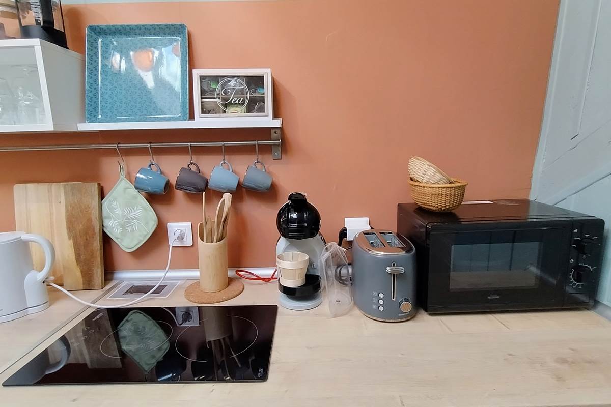 16-bis-gite-hotel-marssac-sur-tarn-cuisine-micro-onde-cuisson-cafetière