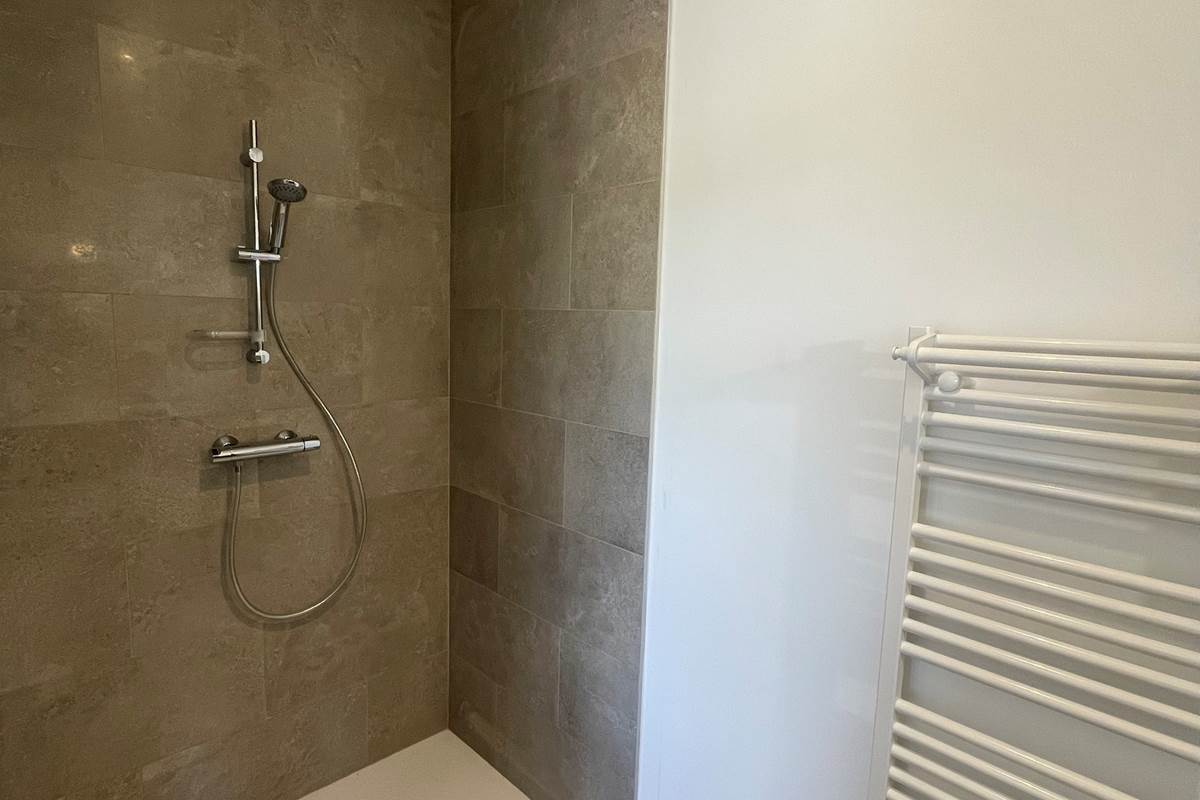Salle de bain avec douche