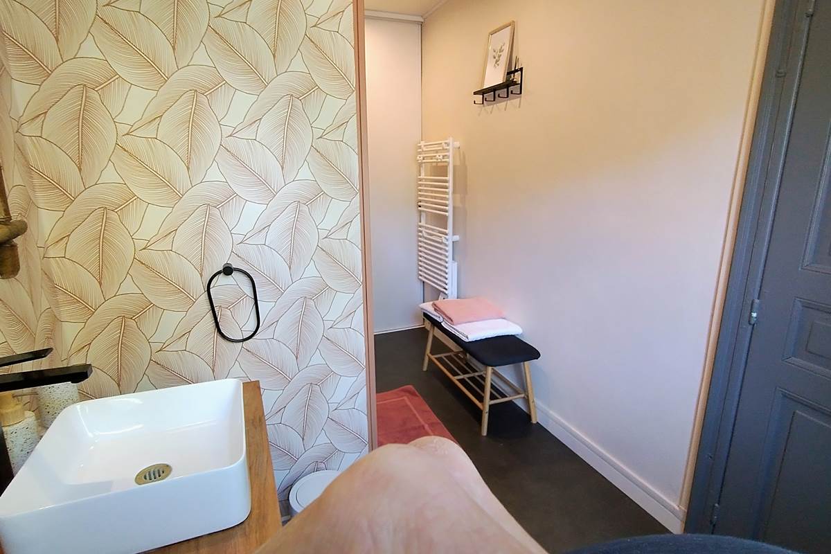 16-bis-gite-hotel-marssac-sur-tarn-salle de bain-lavabo