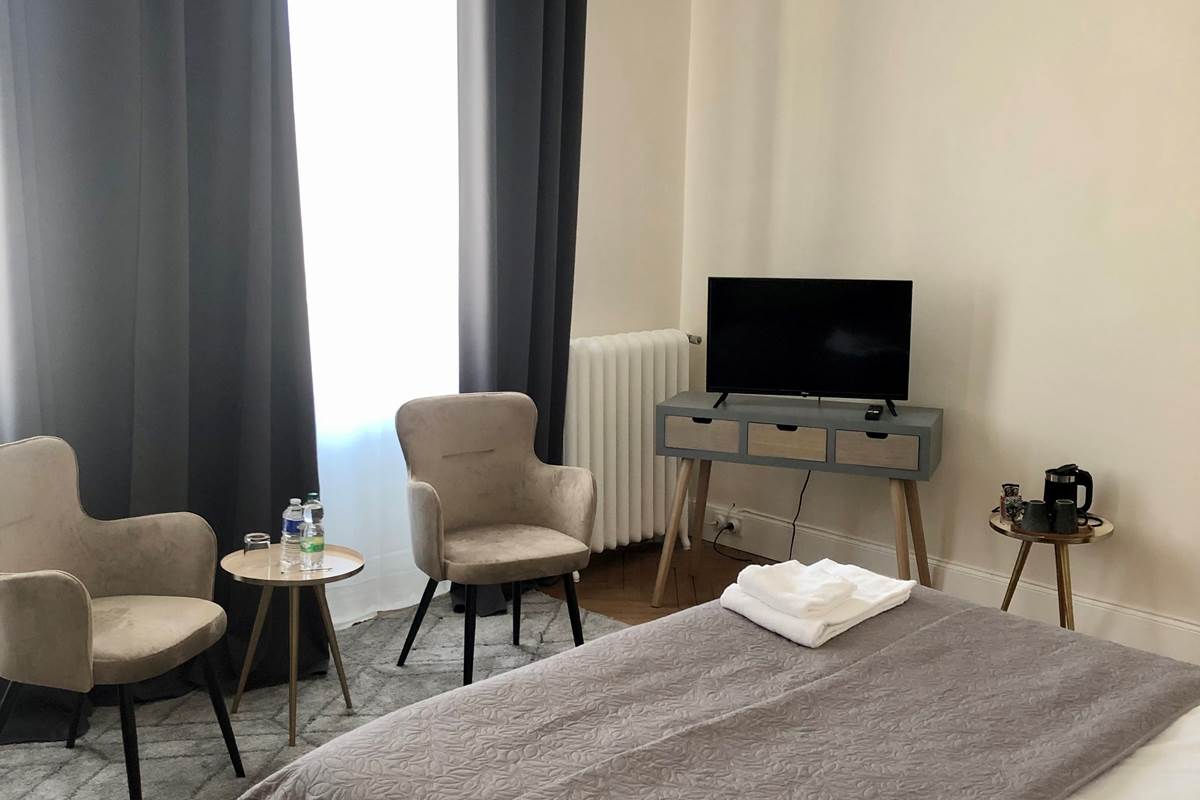 Chambre Laura lit double maison d'hôte Mazamet