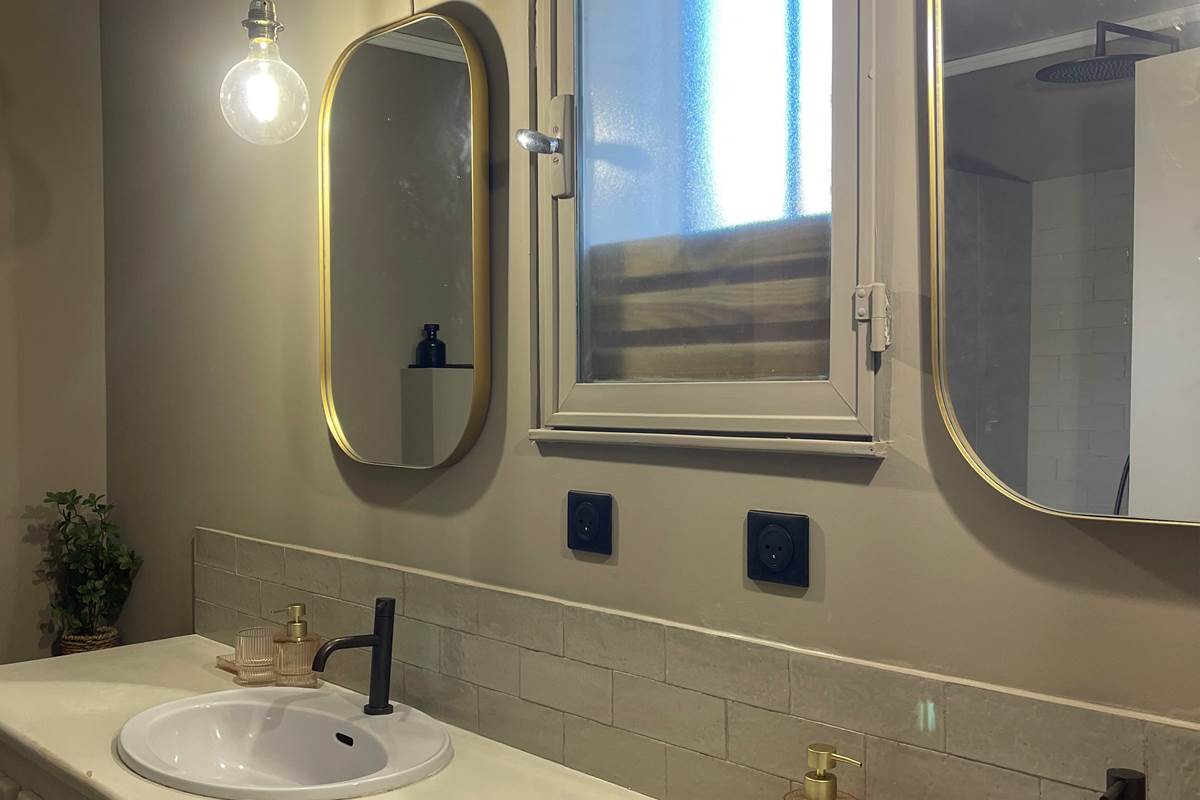 Salle de Bain avec double vasque , douche à l'italienne et WC