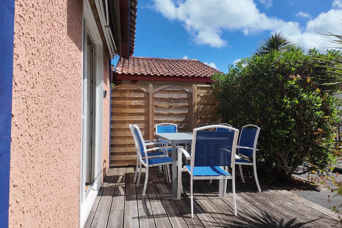 terrasse privative et salon de jardin.