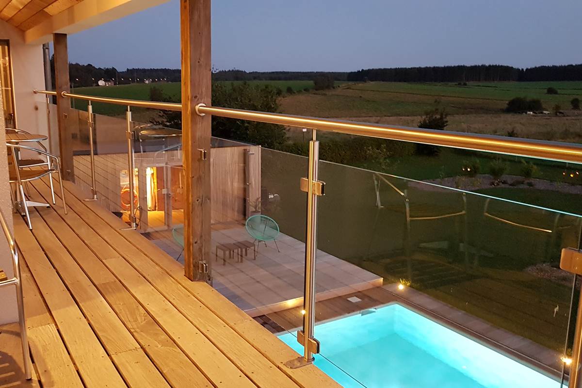 Vue depuis votre balcon sur la piscine, la  et la forêts