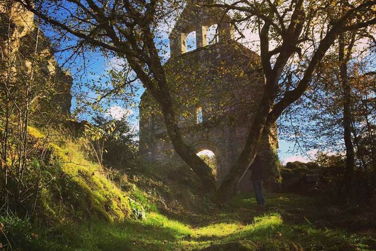 Chapelle de Saint-Etienne de Braguse. Une randonnée en forêt, recensée geocaching "Terra Aventura", qui saura émerveiller les petits et les grands. Départ depuis les Gîtes "Le Chant des Sources" à Gimel-les-Cascades (19).