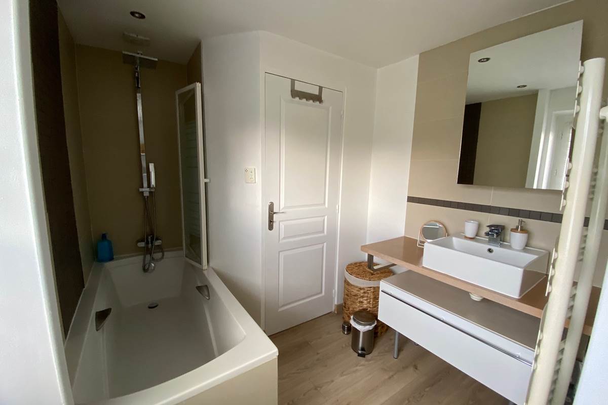 La salle de bain avec douche, avec vue sur les ânes et la campagne lyonnaise