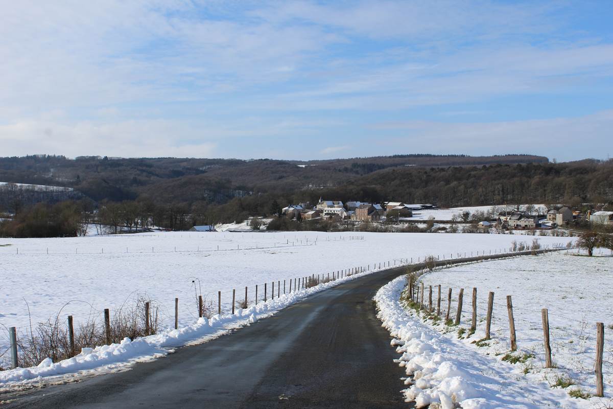 Le hameau de Xhignesse est mis en valeur par la neige et le ciel bleu. Merci la natture.