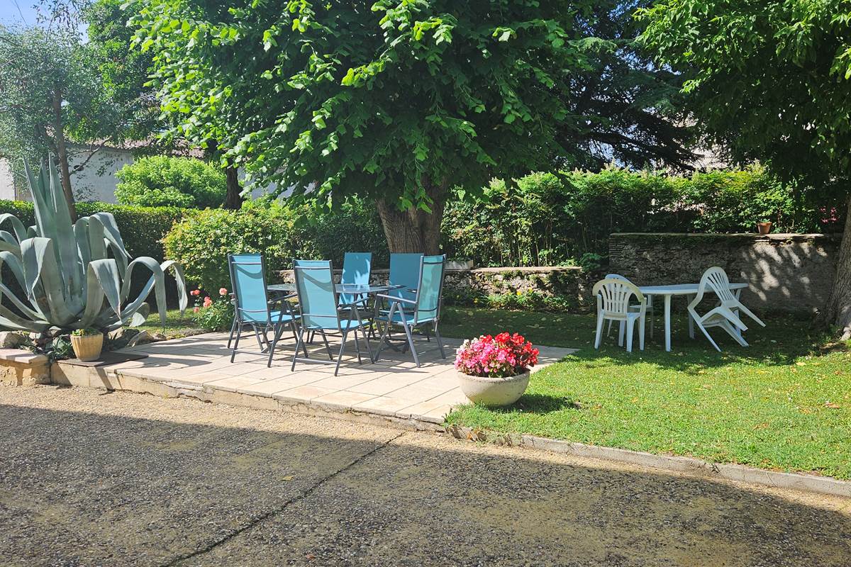 Terrasse-repas-petit-déjeuner-les Deux Chênes