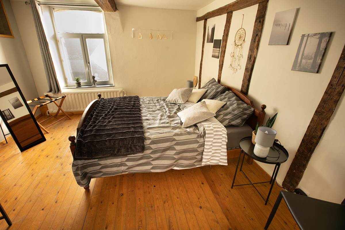 Chambre Calestienne vue de la fenêtre