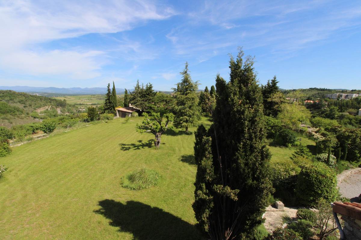 vue sur les monts d'Ardèche du gîte familial, gîte familial convivial et de regroupement d'amis en ardèche rhone alpes pde 16 à 24 personnes.