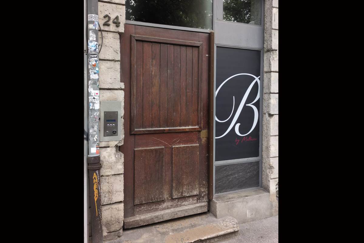 l'entrée de l'immeuble : 24, quai St Antoine