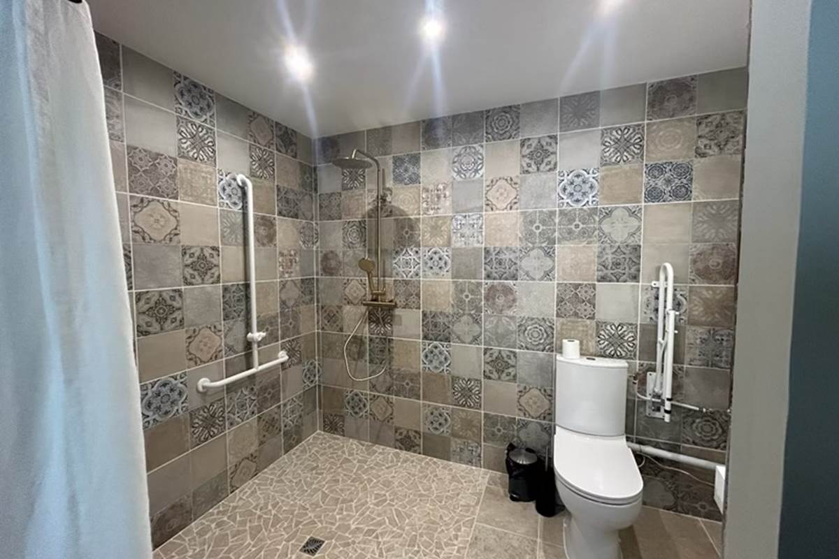 SALLE DE BAIN PRIVATIVE CHAMBRE 2 - REZ DE CHAUSSÉE