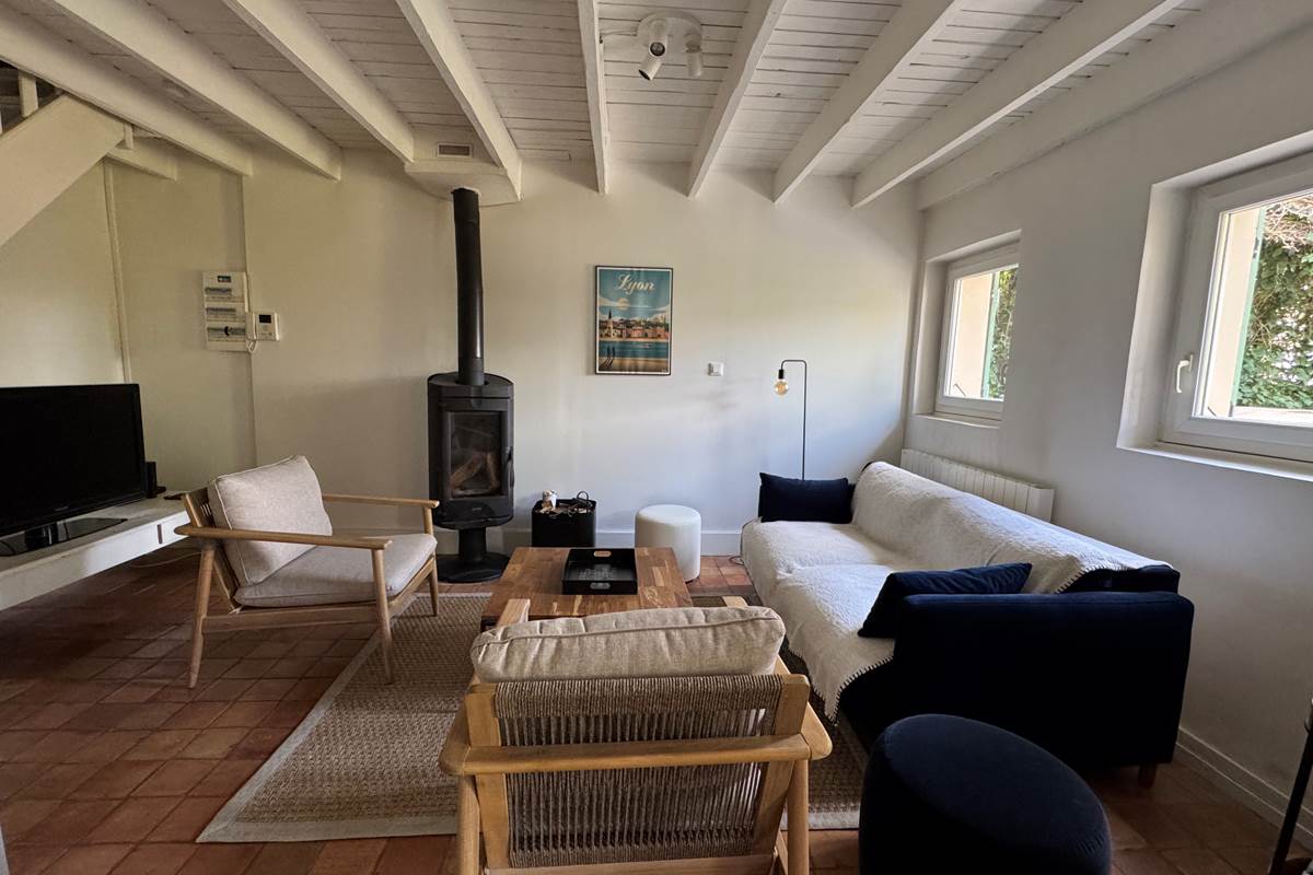 salon-lumineux-sejour-detente-location-charly-proche-lyon