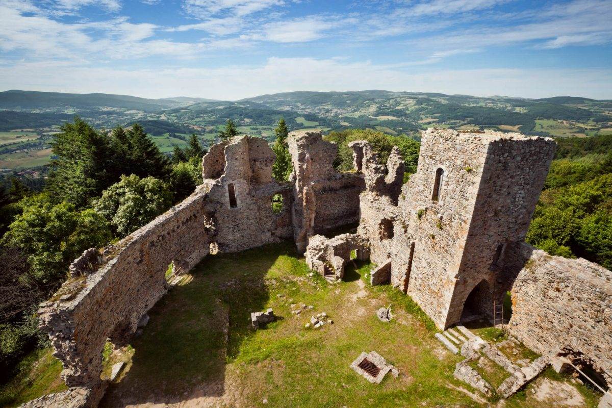 Vue panoramique depuis la tour du château des Cornes d’Urfé © Madame Oreille - RT