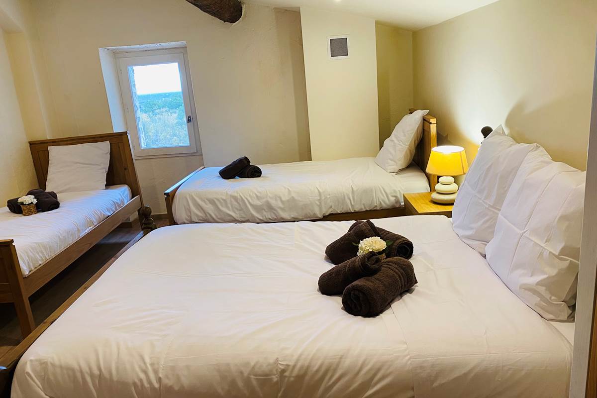 Massane chambre n°3 étage 1 gd lit + 2 lits simple