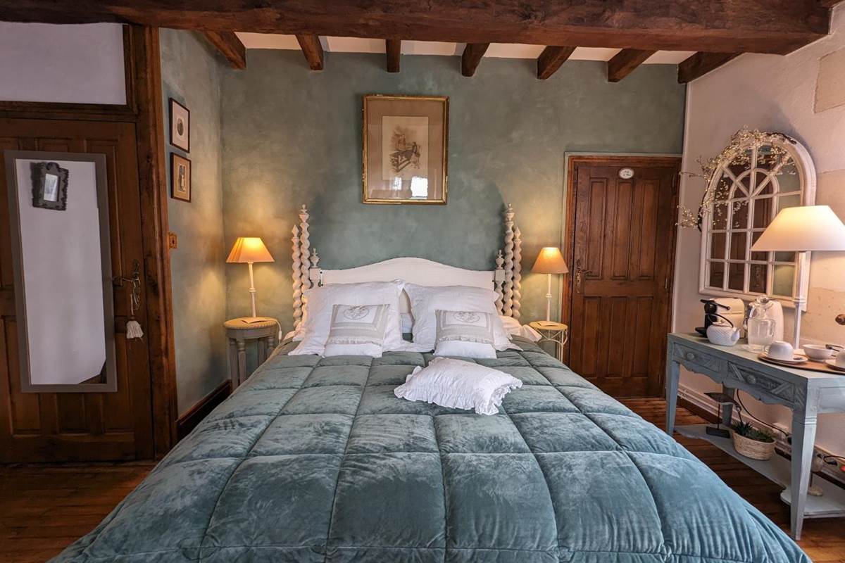 Moulin-Rouhaud-Chambre-la-Tour-lit-queen-size