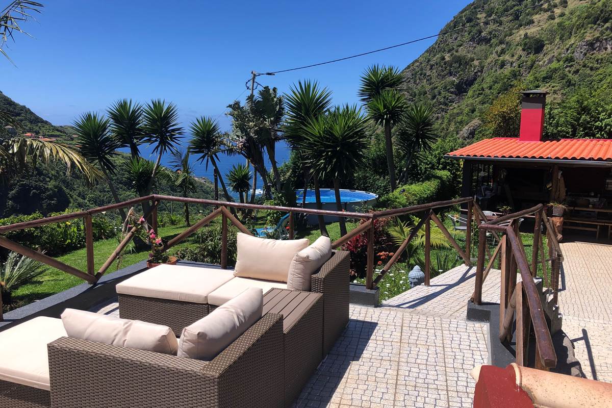 terrasse supérieure bain de soleil avec vue piscine