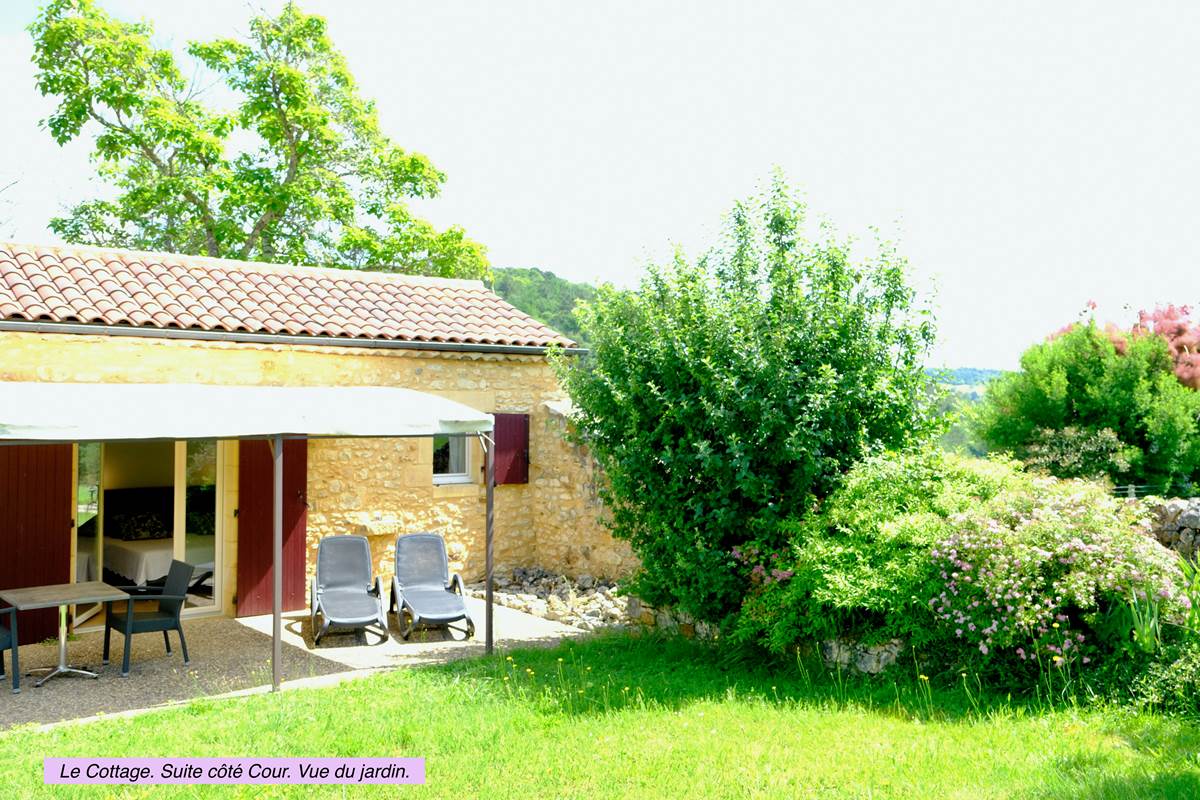 DOMAINE DU CHAMP DE L'HOSTE - chambres d'hôtes à Larzac 24170 - Dordogne - location suite côté cour - location maison de vacances - terrasse -