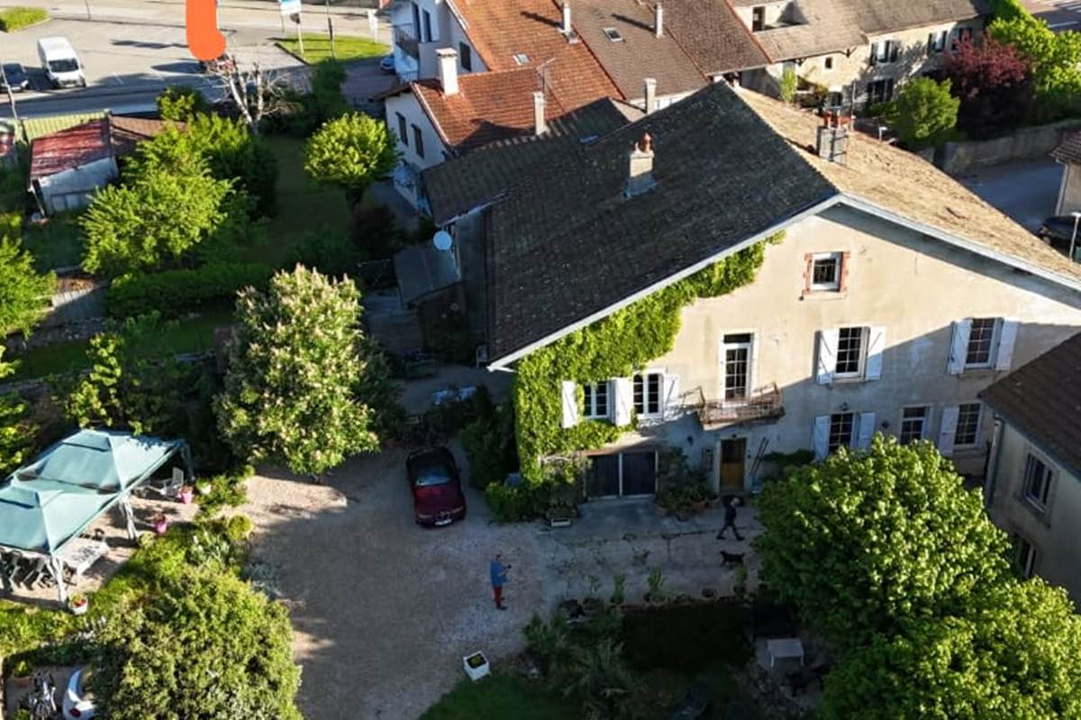 A la Grenouille du Jura, Chambres d'Hôtes au services hôtelier haut de gammes, au coeur de la Plastic- Vallée dans les Montagnes du Jura
