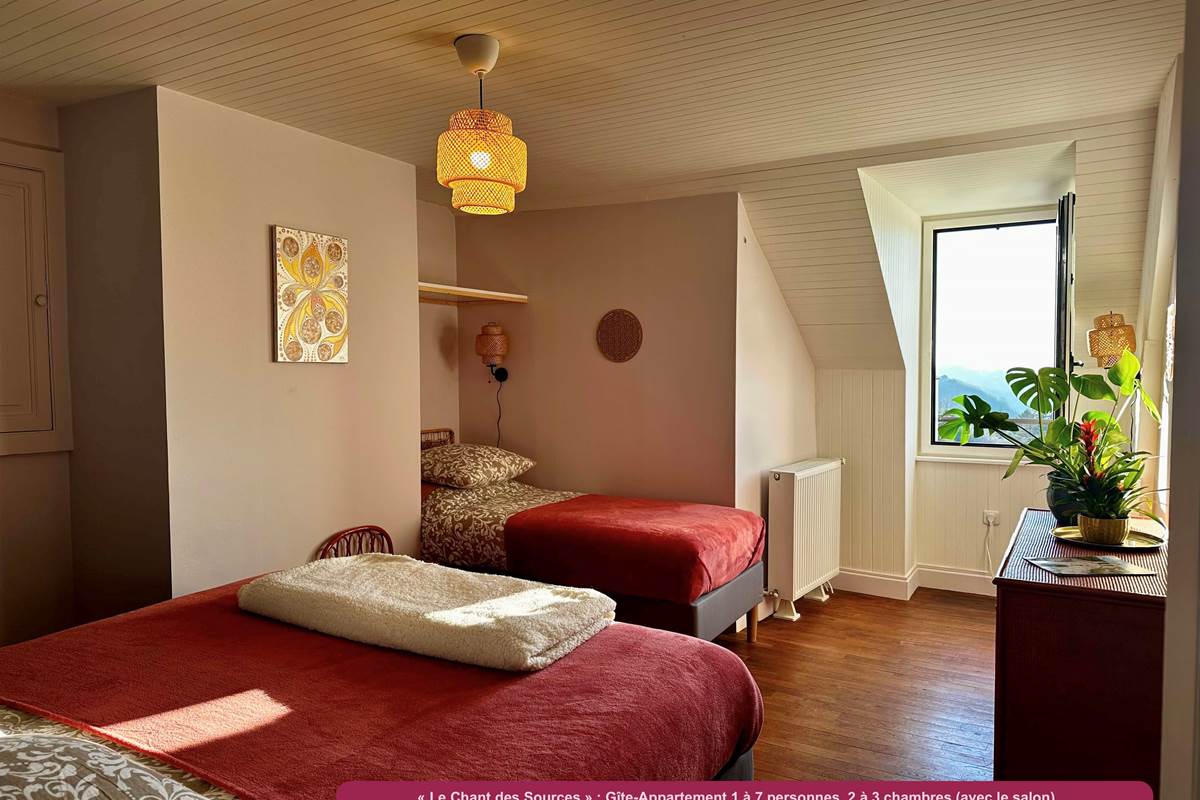 Chambre familiale Lit King-size 180x200 cm et Lit 90x200 cm. Vue sur les Montagnes et la Vallée des Cascades plein Ouest.