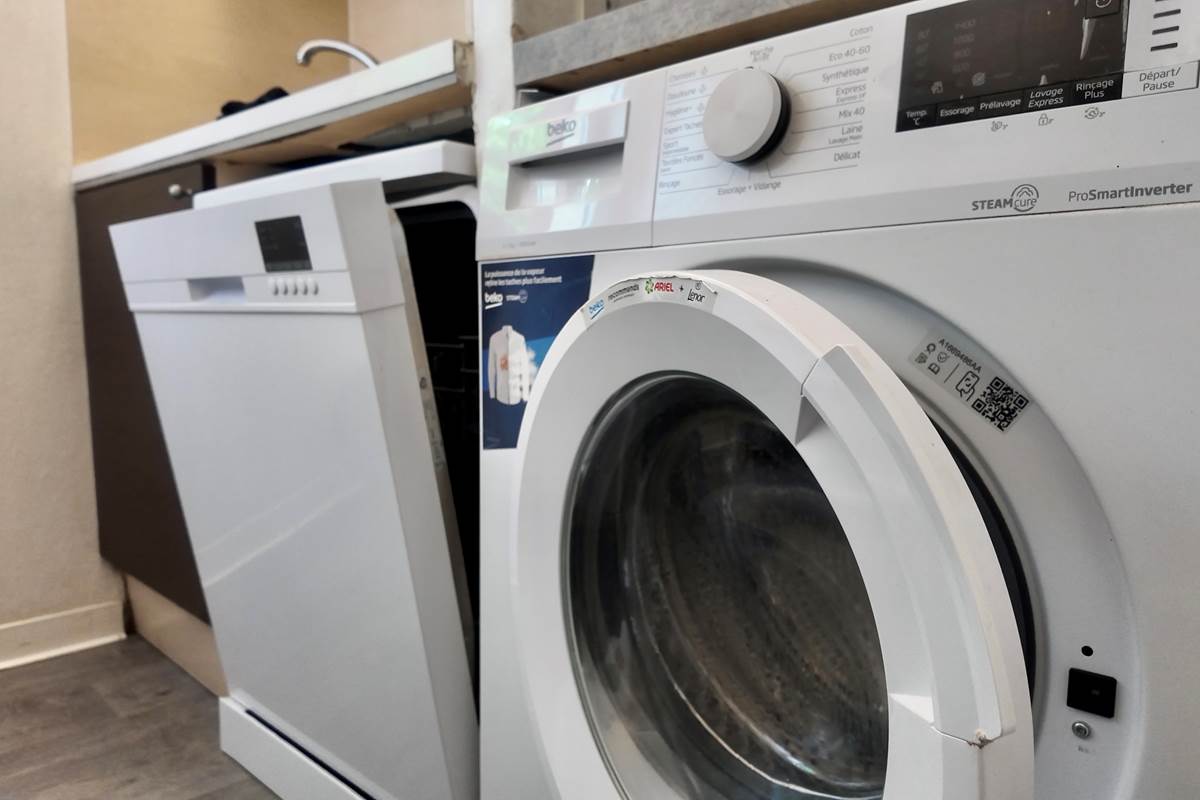 cuisine équipée avec lave vaisselle et lave linge