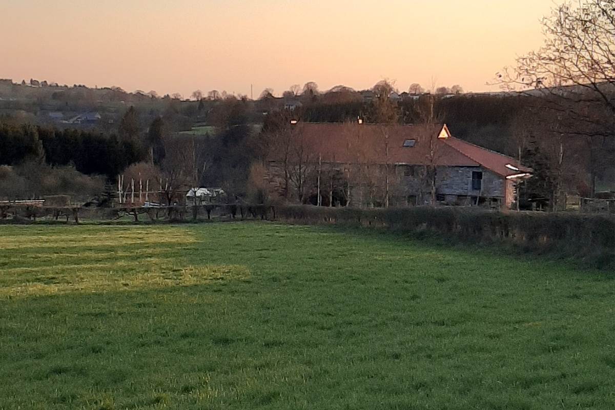 Maison depuis le chemin derrière