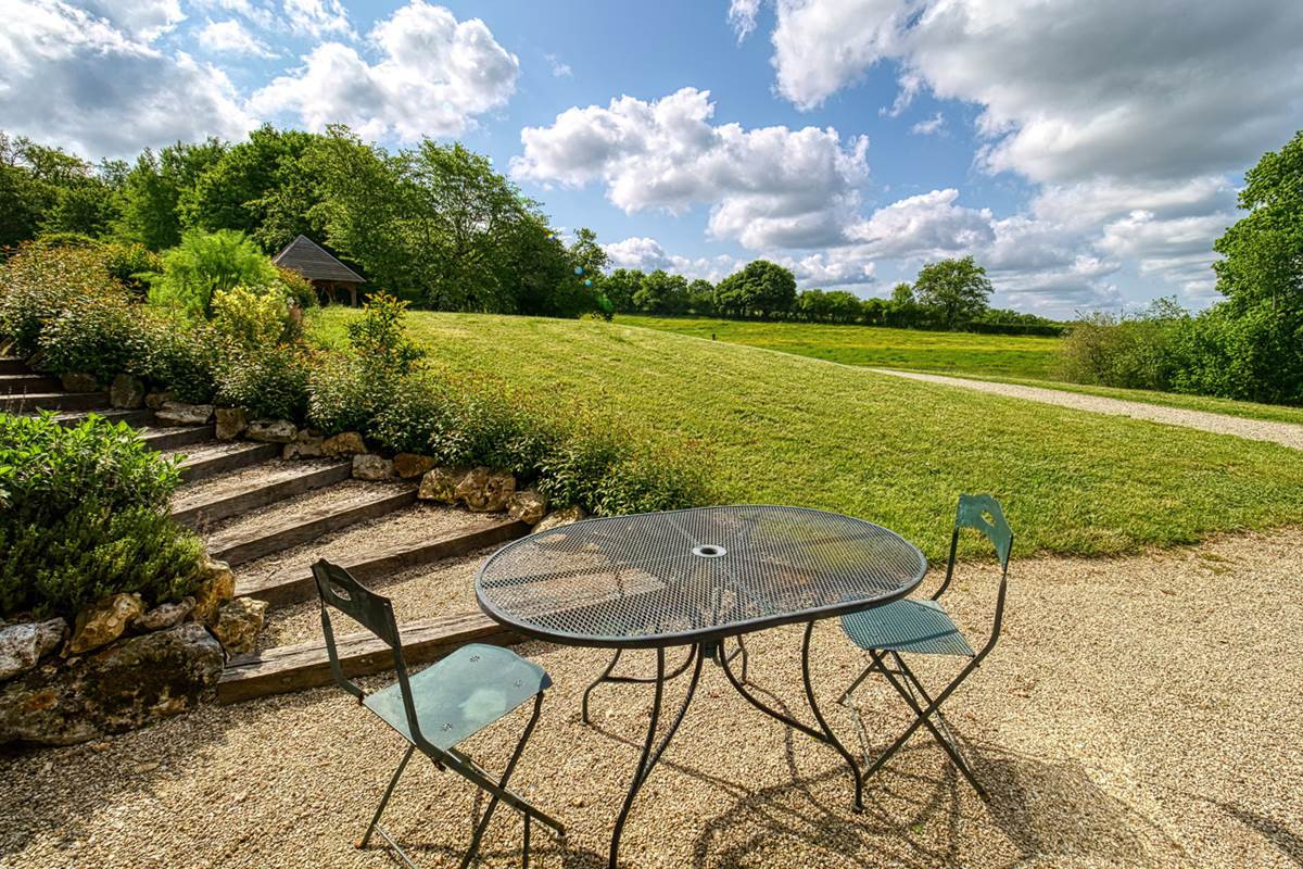 Suite-de-l-Atelier-vue-sur-campagne-coin-repas-exterieur