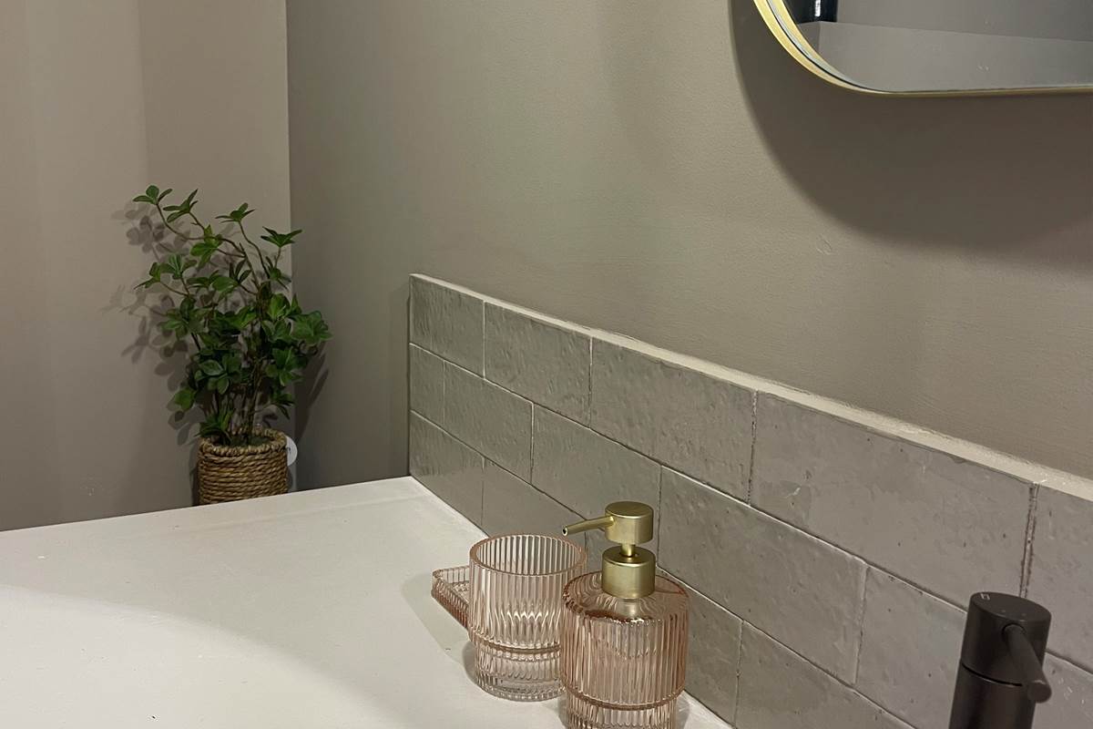 Salle de Bain avec double vasque , douche à l'italienne et WC