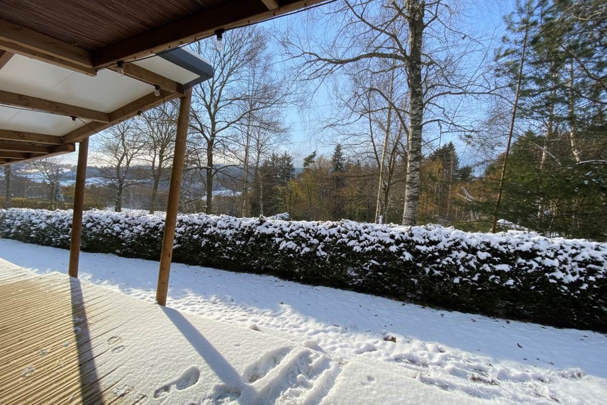 Grande terrasse couverte avec vue sur la forêt