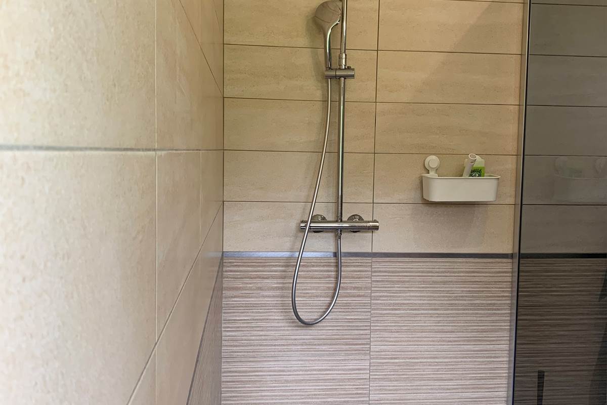 Douche à l’italienne 120x120 attenante à la chambre jaune : confort et accessibilité pour toute la famille dans notre gîte du Pas-de-Calais.