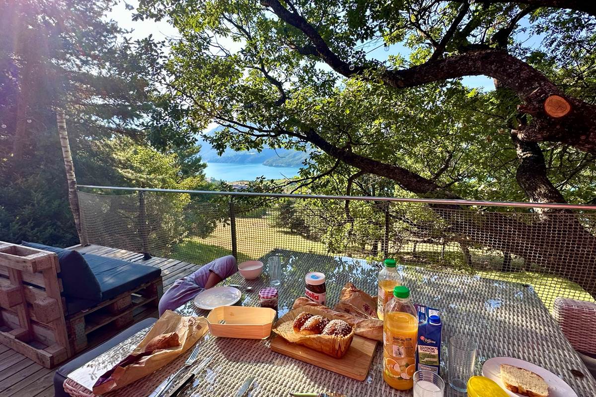 Le Bus - Terrasse vue sur le lac