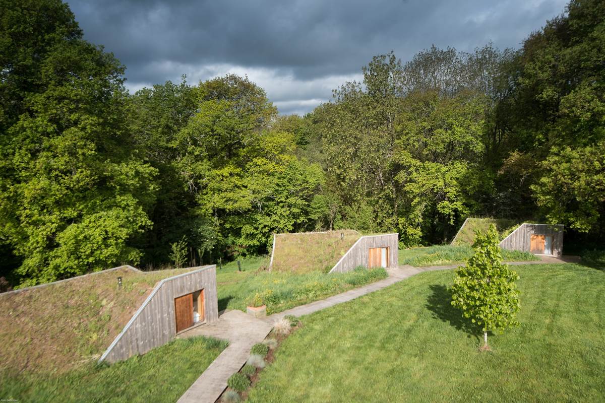 les cabanes autour du tilleul à Saint-Victurnien