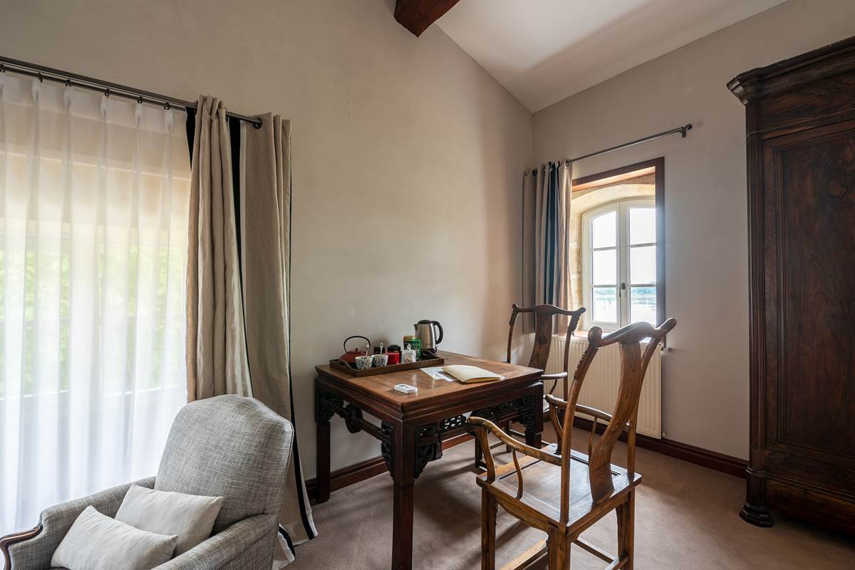 Chambre lit double, rez de chaussée, chambre luxe, chambre familiale, salle de bain privative, vue jardin et rivière, vignoble, chambres d'hôtes