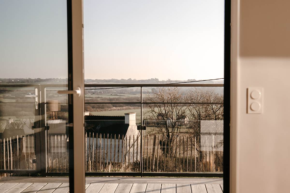 Vue panoramique sur la campagne depuis le lit