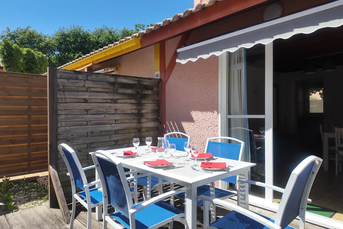 terrasse privative et salon de jardin.