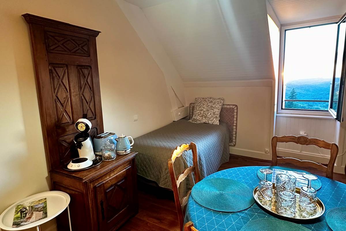 Gîte-Appartement : Lit supplémentaire dans le Salon 90x200 cm. Vue sur les Montagnes et la Vallée des Cascades plein Ouest.