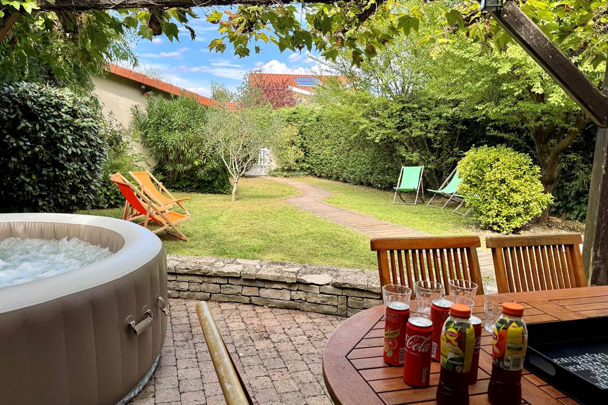 Jacuzzi, jardin et 6 chaises longues, terrasse avec table 6 personnes