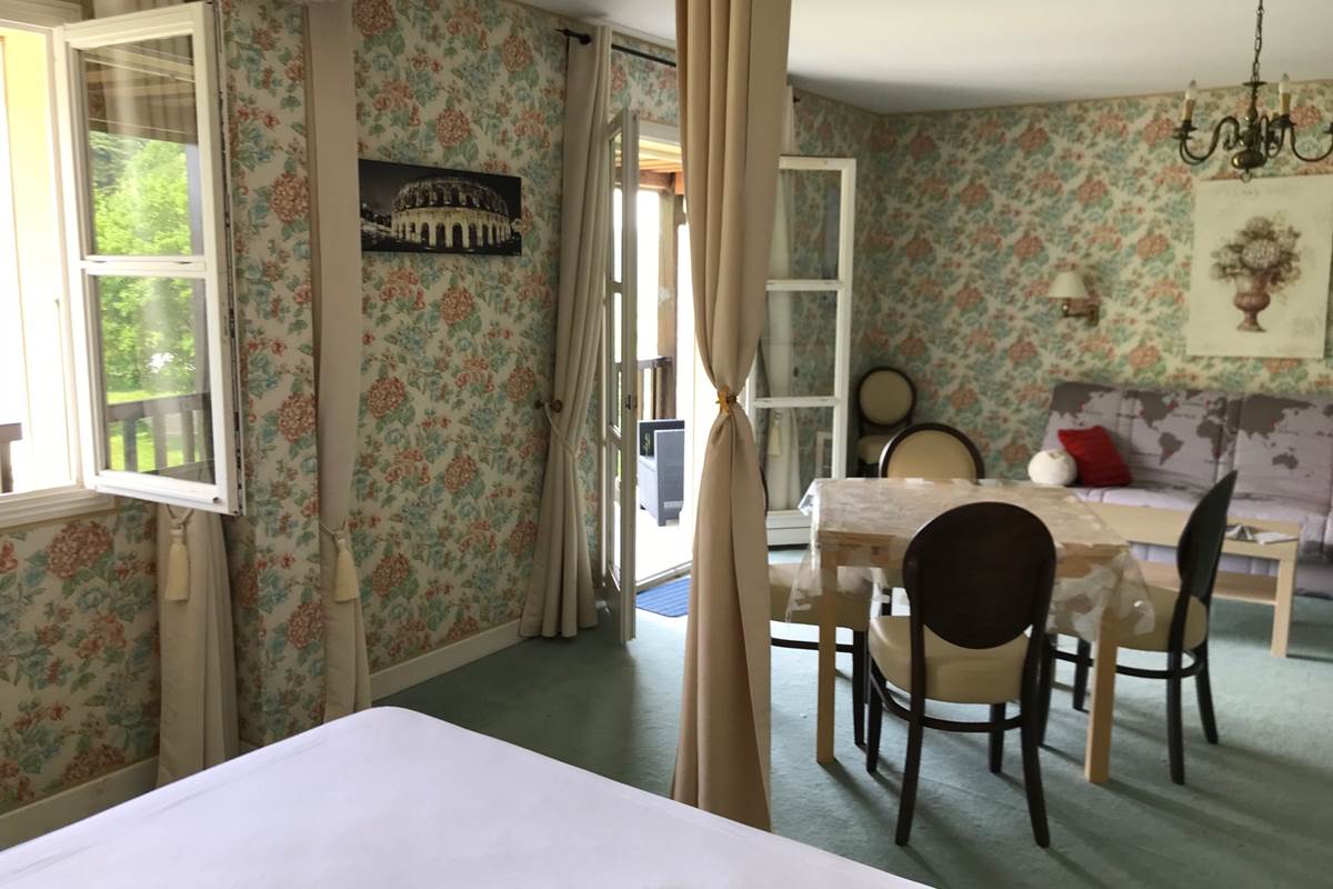 Gîte 33 cuisine séjour chambre avec balcon filant dans la Gentilhommière