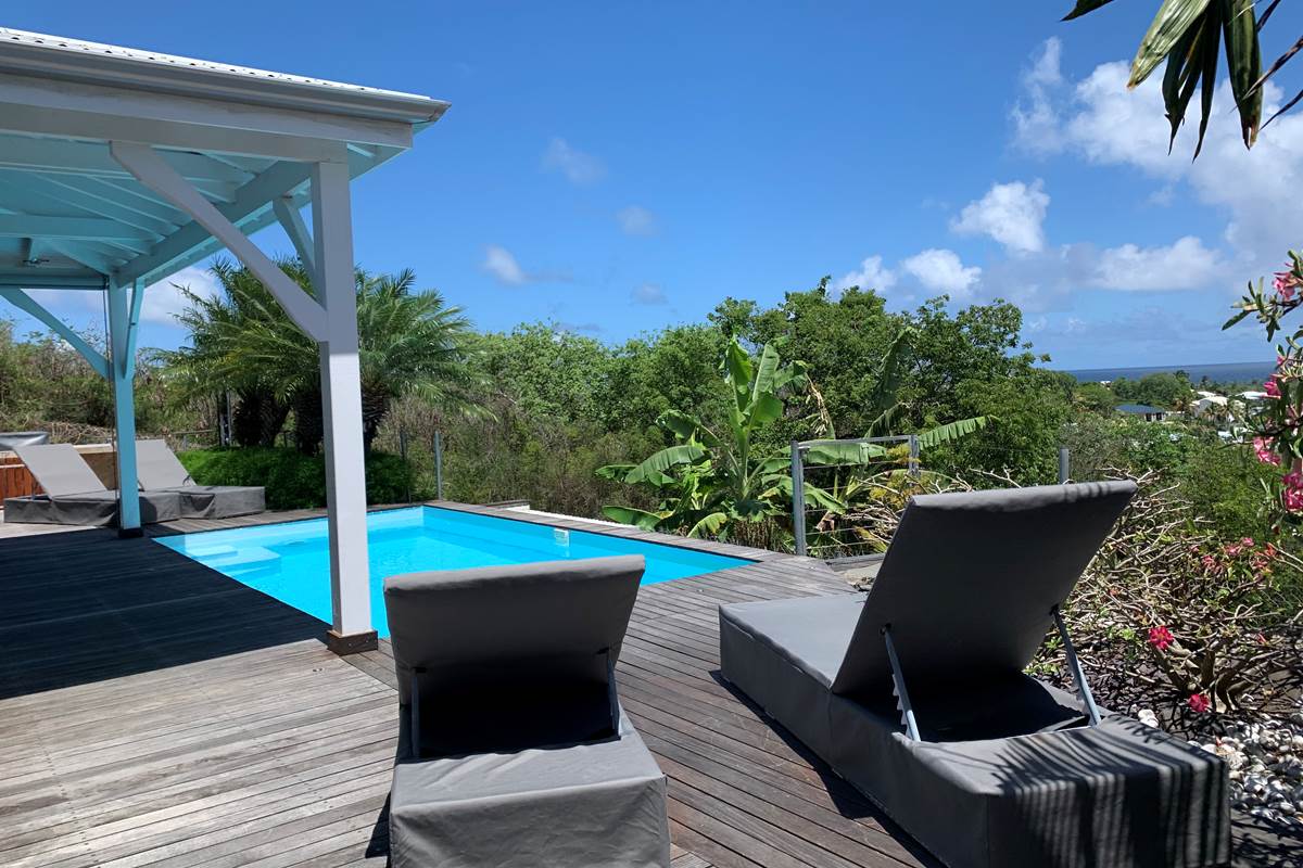 Deck et piscine pour un bain de soleil