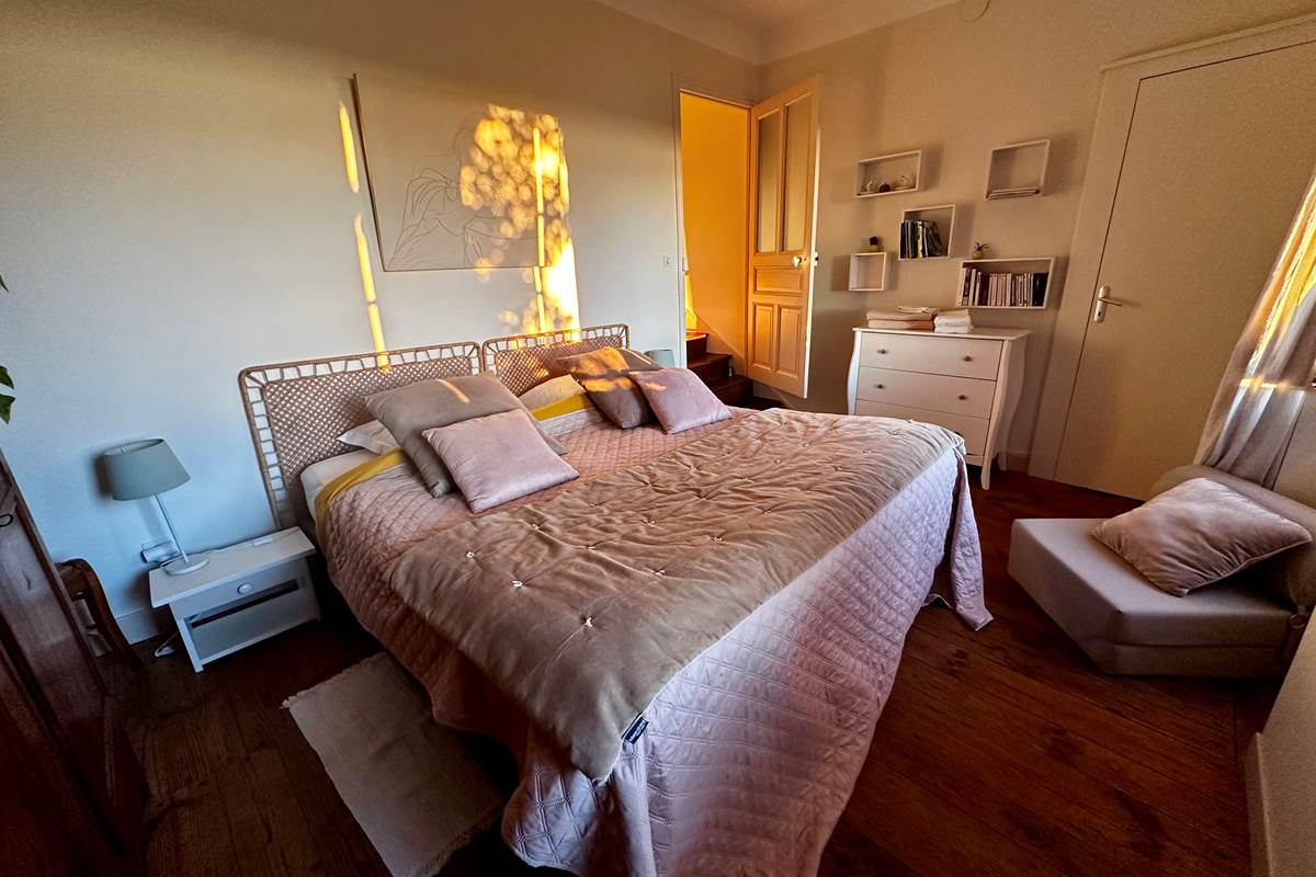 Gîte-Maison : Chambre romantique avec vue sur les montagnes et la vallée des cascades. Plein ouest. Lit King-size 180x200 cm, literie premium. Chaud et douillet en hiver, frais en été.