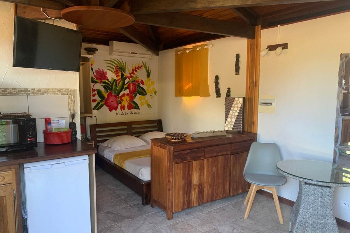 espace-chambre-vue-densemble-location-saisonniere-ti-caze-dodo-la-reunion.jpg