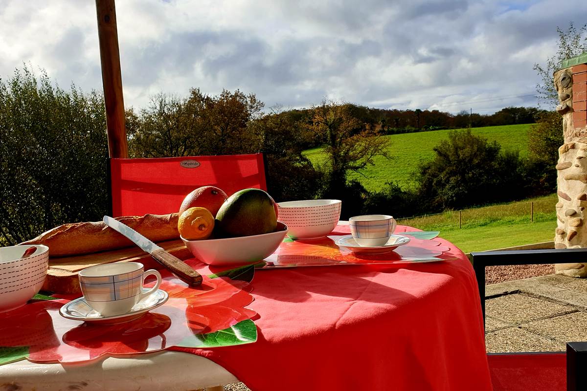 Terrasse sud_table petit_dej avec vue