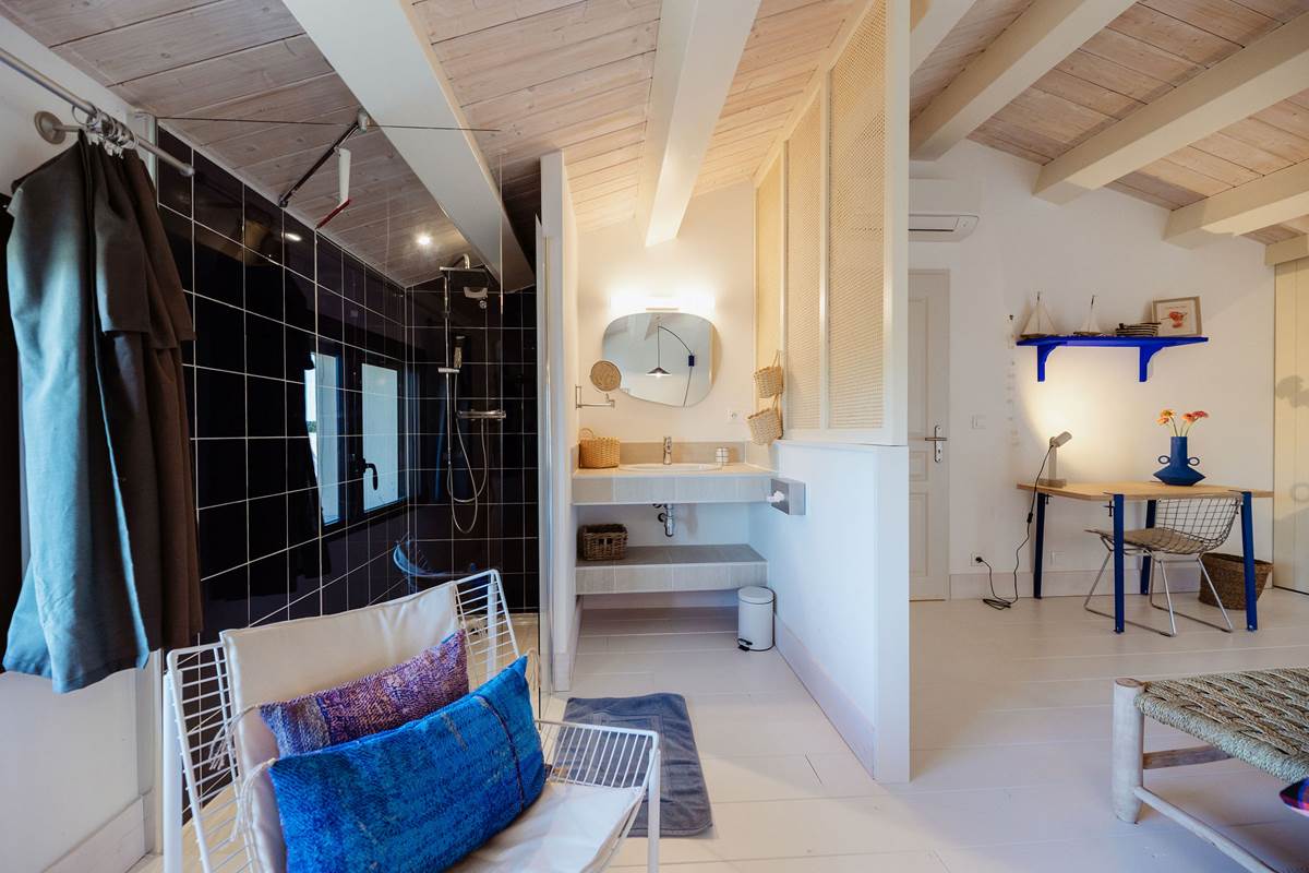 Le Chai Roudoudou , suite parentale 2, salle de bain avec douche et simple vasque, clim