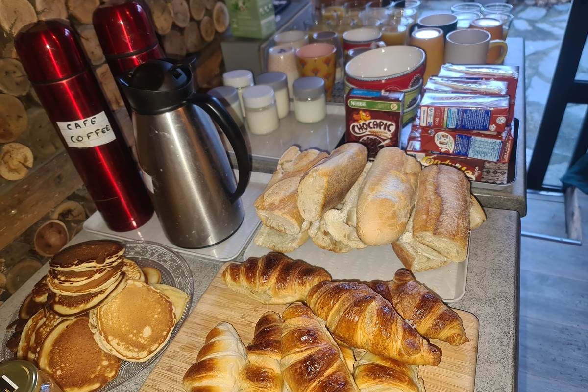 un groupe de motards au petit déjeuner