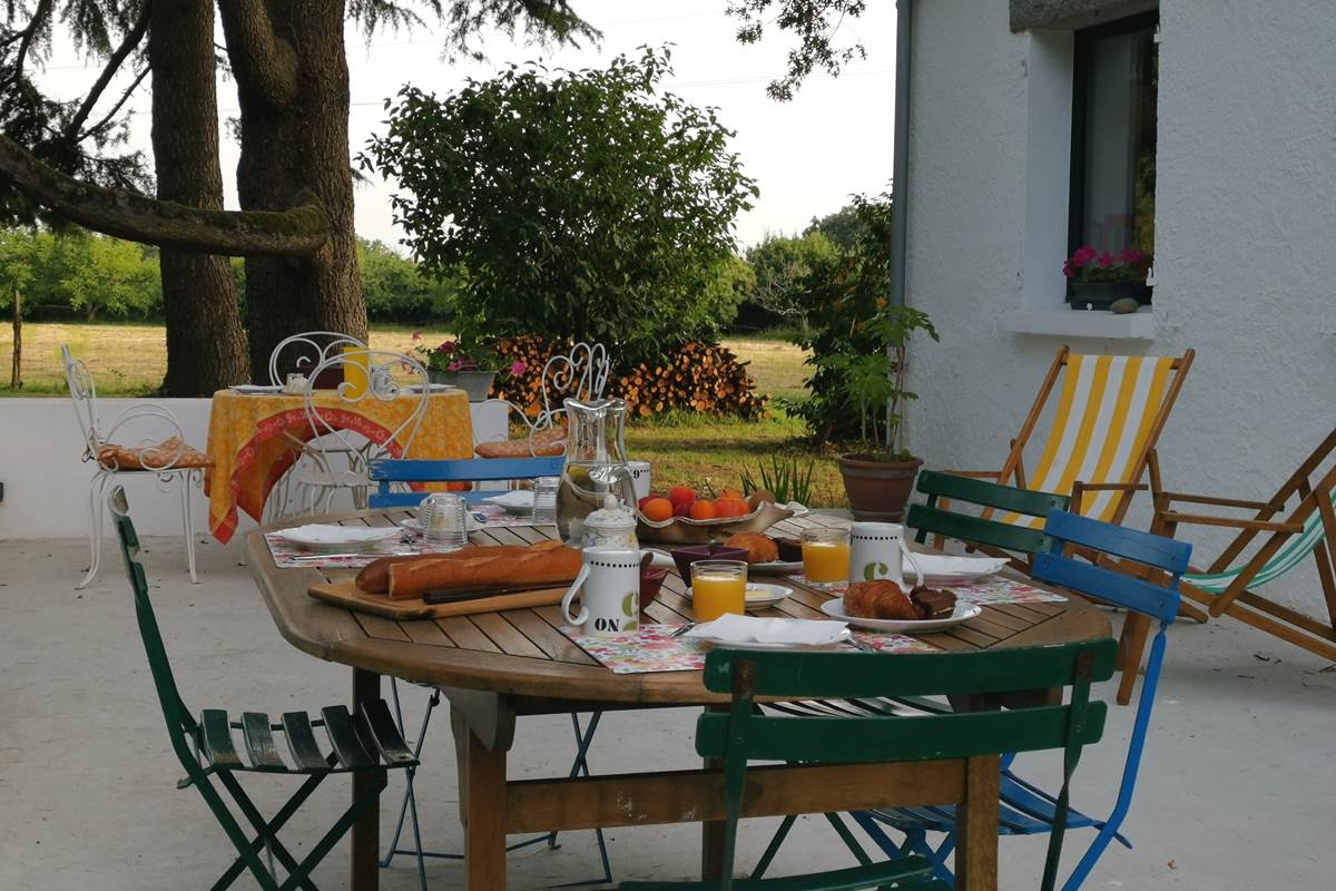 Petit déjeuner continental servi sur la terrasse principale, moulin de La Retardière, Orvault, proche Nantes, Treillières, Sautron