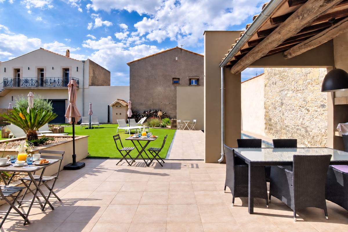 Petit-déjeuner servi en terrasse dans le jardin des Gîtes de Monte Blanco