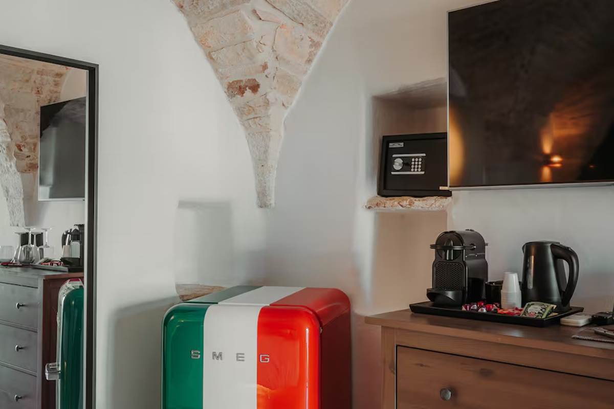 Frigo Smeg, plateau de courtoisie, café ou thé, coffre-fort