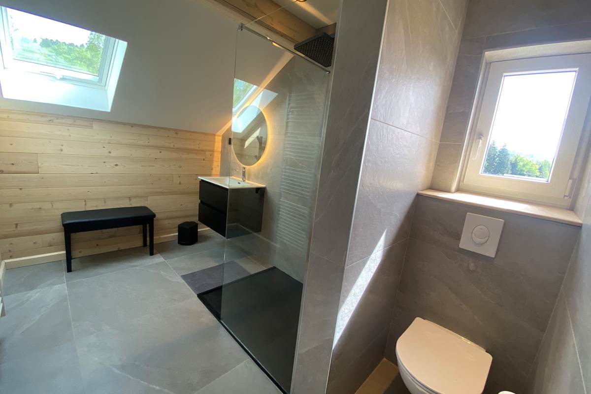 Salle de bain à l'étage avec douche italienne et WC