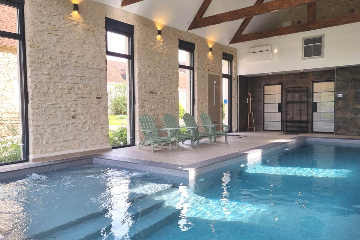 Exclusivité d'hiver : La Piscine intérieure chauffée dans la grange et sa zone spa - Domaine des Cyclamens